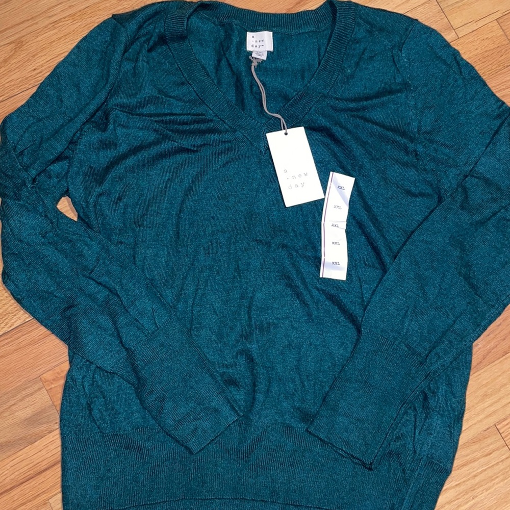 *NWT* Women’s Dark Green V-Neck Sweater